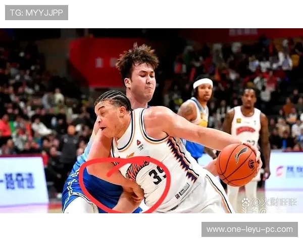 抱人算犯规吗？解读足球中“搂抱”动作的判罚标准