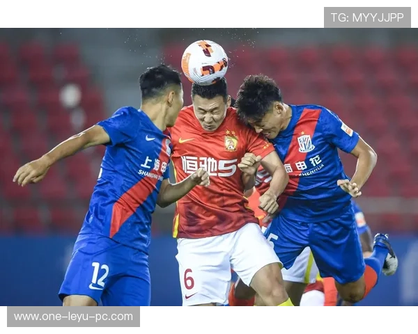 故意踢人犯规判罚细节解析：裁判如何区分恶意与无心？