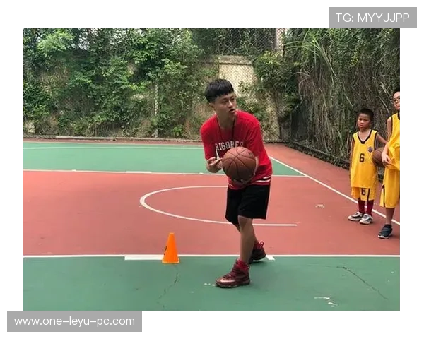 详细解析篮球运球变向规则的具体定义与现场吹罚尺度